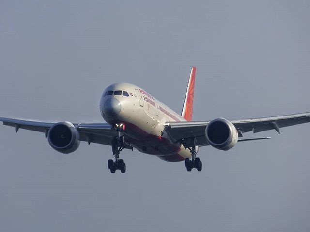 lines_aviation's tweet photo. Air India 787 on final approach to Heathrow Airport. .
.
.
.
.
.
#plane #planes #airline #airindia #airport #heathrow #londonheathrow #uk #airplane #airplanes #aircraft #aeroplane #boeing #aviation #aviationlovers #aviationphotography #megaplane #instaav… https://t.co/9jcTxqqfYg https://t.co/3saPMYauIb