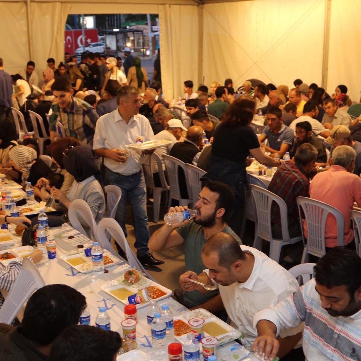 yalperenayar's tweet photo. Beşevler’de @akgenclikankara iftar çadırında öğrenci arkadaşlarımız ile güzel bir iftar oldu. https://t.co/LsyiL1mOmc