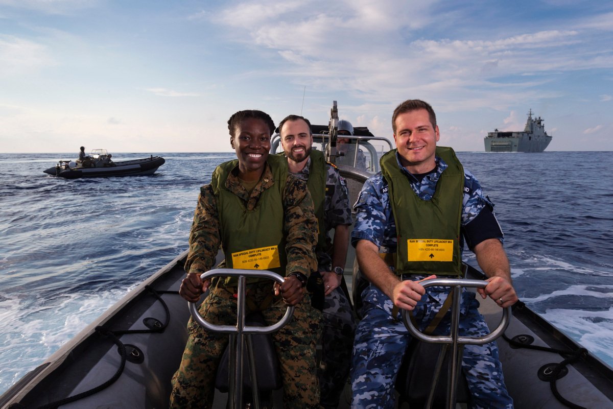 DefenceAust's tweet photo. SEA ya later ๐๐๐ฅ๏ธ
@USNavy officer Lieutenant Mary Iduwo, @Australian_Navy officer Lieutenant Commander Mitchell Parker (rear), & @AusAirForce officer Flight Lieutenant Evan McFarland return to HMAS Canberra via Rigid Hull Inflatable Boat. #IPE19 #POTD
๐ธ: LSIS Jake Badior https://t.co/sDUCMtVYxn