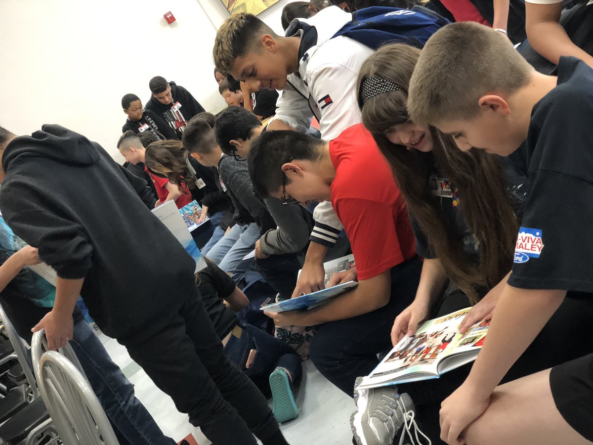 MaryAnnOlivas66's tweet photo. Desert View Middle Yearbook Party! What fun! Great job Mr. Aguinaga, Sr. Porras, Cristina Garcia and numerous Stallions who helped! @punkjirafa @OscarPorras26 @DesertView_Lib @catherinedoc12 @Nick_Carrillo27 #DVMSPROUD #DVMS143 https://t.co/woa9QtAgfD