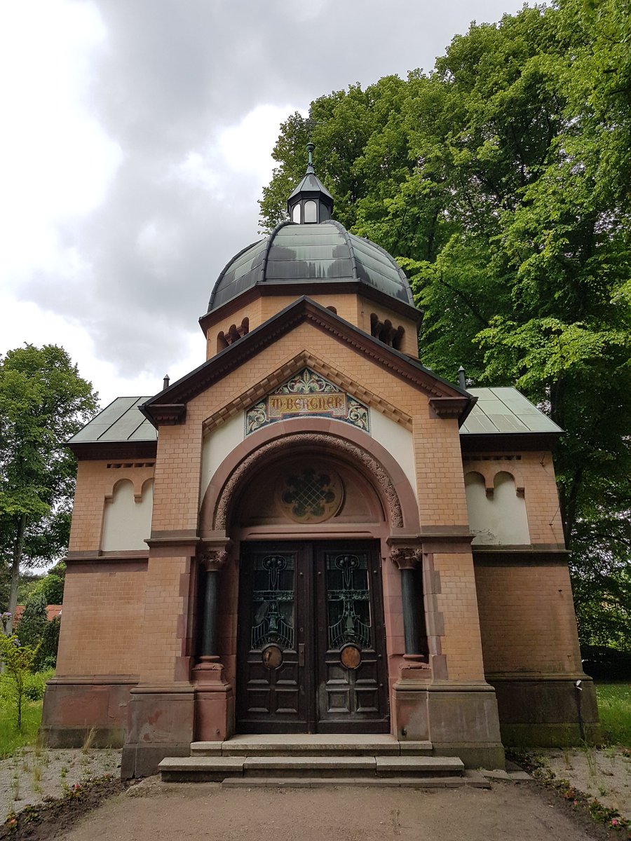 FVerreist's tweet photo. The part of #Hamburg I live in was once the independent small town of #Lohbrügge which had it's own #graveyard. Although the graveyard has been turned into a #park long ago, the former #chapel is still standing. 
#sightseeing #germany #holiday #Travelphoto #Travel #architecture https://t.co/JqqeWgNItp