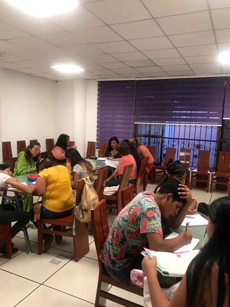 ElsaMariaGuzman's tweet photo. A fin de fortalecer la atención de calidad en círculos de estudio 📖📗📘de educación básica y sedes de aplicación de exámenes, # Hoy supervisamos  el Módulo Comonfort  📐📏🔖a cargo del técnico docente del #@inea_cdmx  de Iztapalapa Poniente Sergio Reyes Ávila #JuntosEsMásFácil https://t.co/3pN3lb4TBD