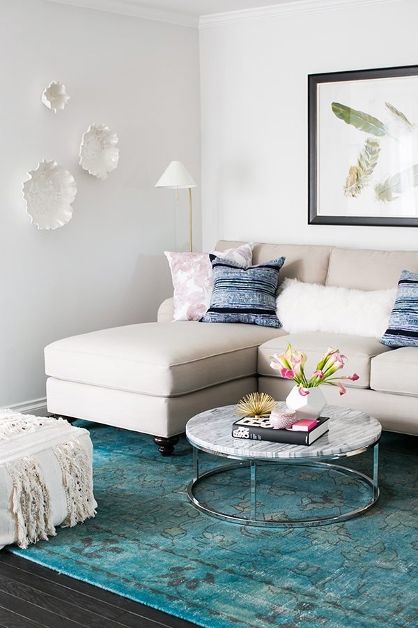 There's nothing wrong with a framed painting, but we're partial to the three pieces of artwork on the left wall in this space.

Their varying sizes and three-dimensional features add so much depth to this living area! bit.ly/2NmbBrc