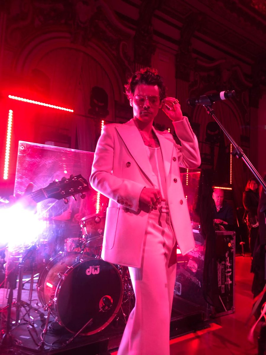 voguelatam's tweet photo. Luego de que #AlessandroMichele presentara su más reciente colección #GucciCruise en Roma, #HarryStyles sorprendió a todos los invitados con una inesperada presentación. 🔥👏🏼 https://t.co/eSt6xsl6lf https://t.co/U9sUTtdTki