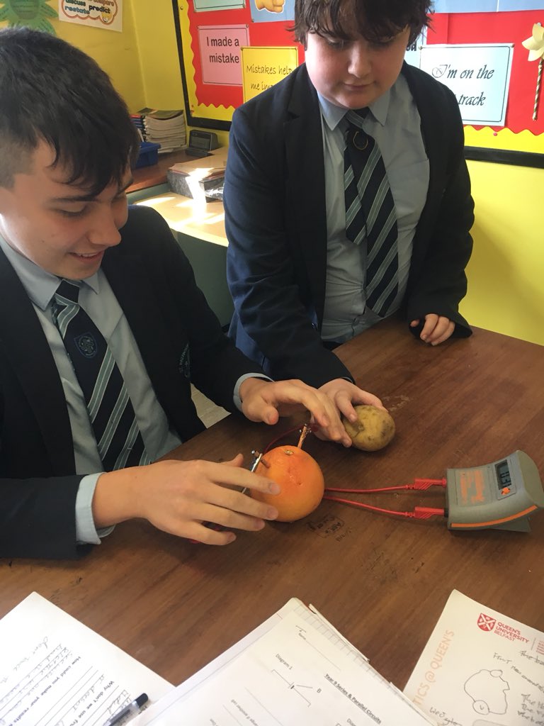 StPats_Science's tweet image. 9AH pupils were busy today using the voltmeters to investigate which fruit/vegetable made the best battery! 🍎🍑🍋@StPatsBanbridge
