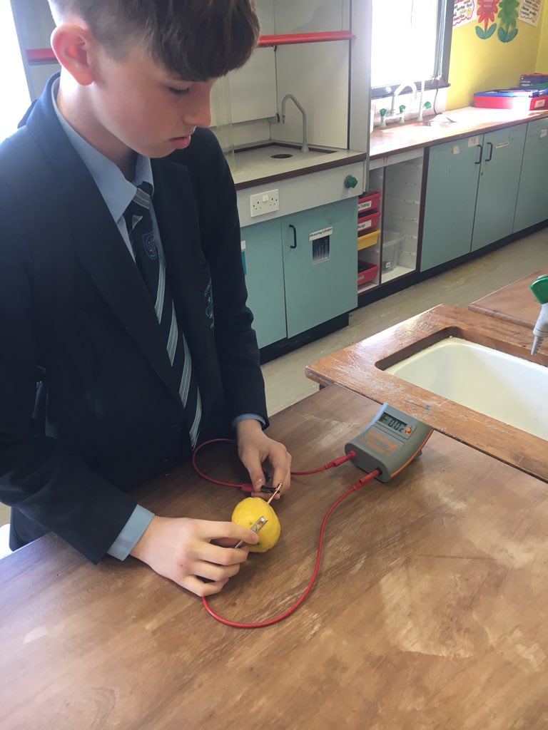 StPats_Science's tweet image. 9AH pupils were busy today using the voltmeters to investigate which fruit/vegetable made the best battery! 🍎🍑🍋@StPatsBanbridge