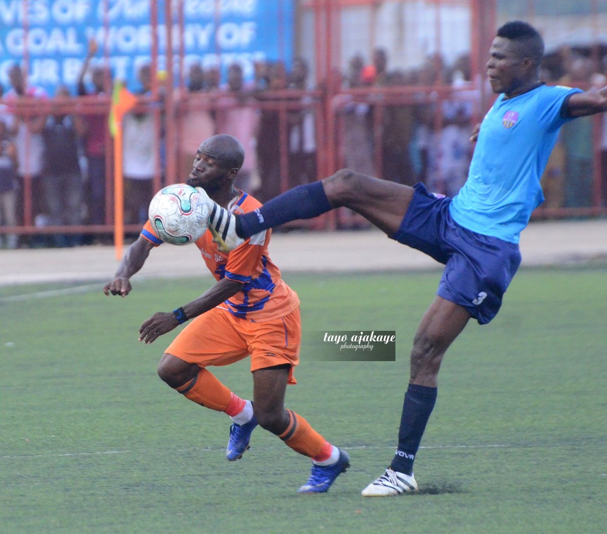 tayoajakaye's tweet photo. #TayoAjakayePhotography #TAPStudioAkure #AnUnforgettableMemories #WeAreInSportsAndEventsPhotography #MatchDay22#NPFL19 #NaijaMade #TeamSunshineStars #TeamMFM In football,Strikers suffer most in the hands of Defenders. Fearless Fuad Ekelojuoti of Sunshine Stars FC https://t.co/SAJNaVVt8L
