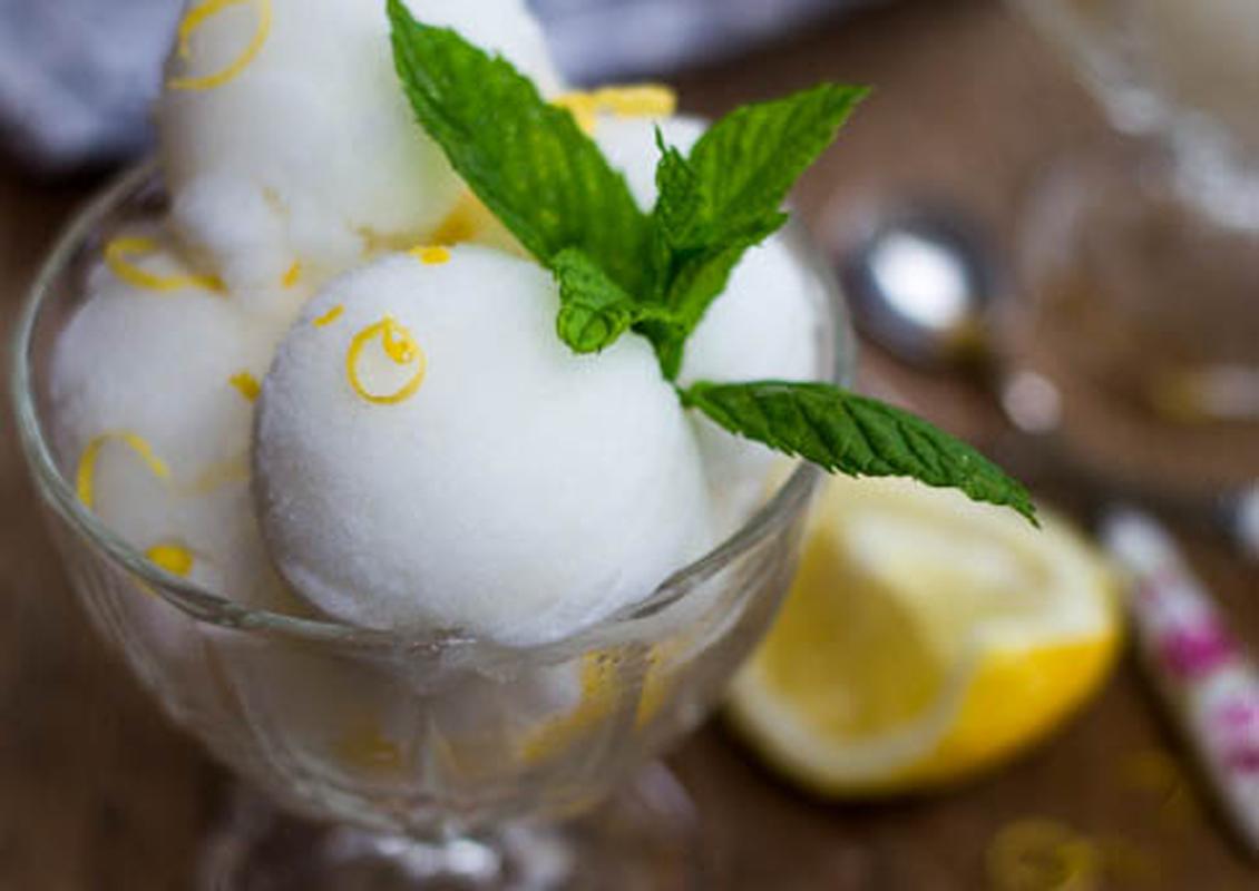 CRÉPONNÉ Originaire d'Oran. Un sorbet au citron inventé par Gilbert Soriano, propriétaire de la crèmerie L'Oranaise, avant de se répandre dans toute l'Algérie. contient du blanc d'œuf, ce qui lui donne toute sa texture. Apprécié pour ses qualités rafraîchissantes.