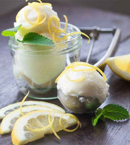 CRÉPONNÉ Originaire d'Oran. Un sorbet au citron inventé par Gilbert Soriano, propriétaire de la crèmerie L'Oranaise, avant de se répandre dans toute l'Algérie. contient du blanc d'œuf, ce qui lui donne toute sa texture. Apprécié pour ses qualités rafraîchissantes.