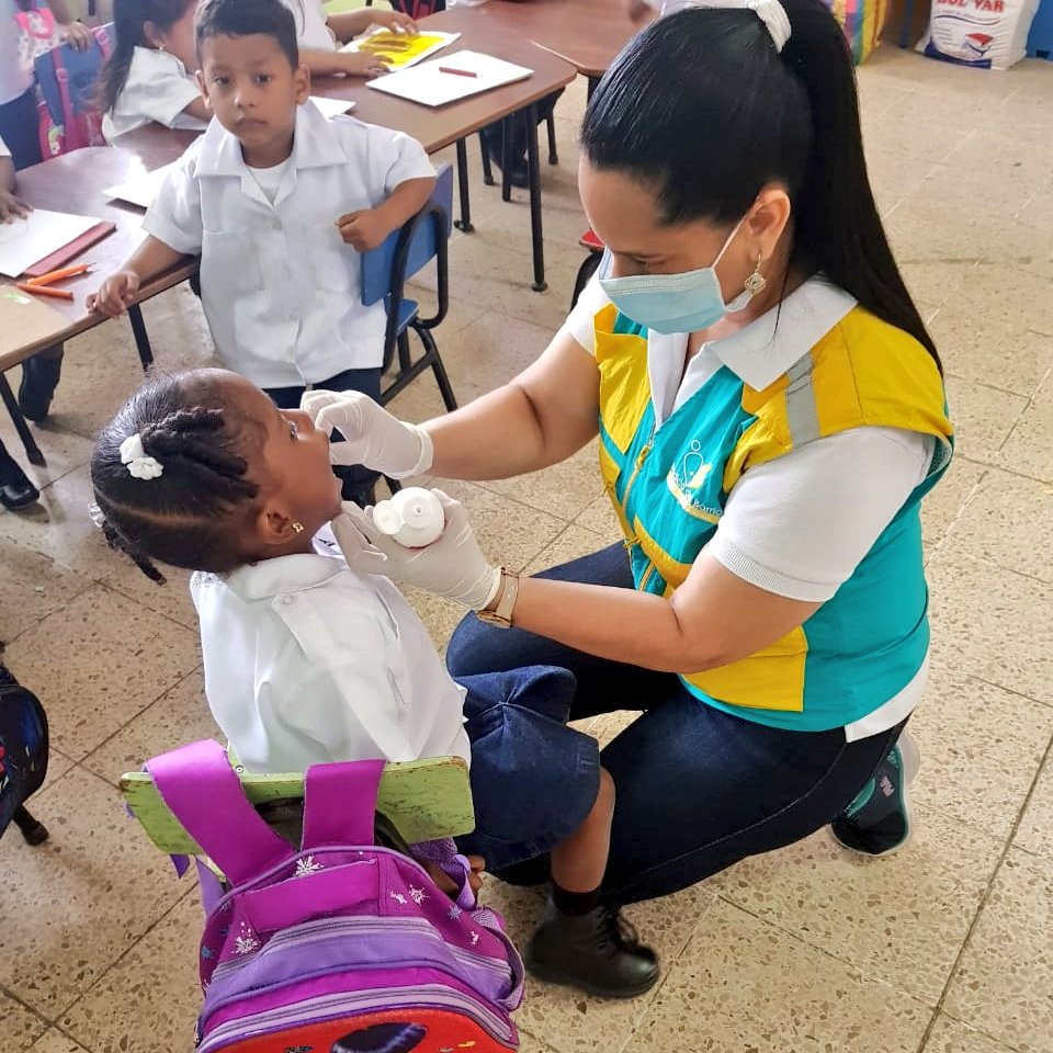#Esmeraldas | Por una salud bucal y dientes fuertes libre de caries, el centro de salud tipo C Las Palmas, distrito 08D01, proporciona fluorización a estudiantes de inicial y primero de básica de la unidad educativa Manuel Nieto Cadenas. #SaludParaEsmeraldas