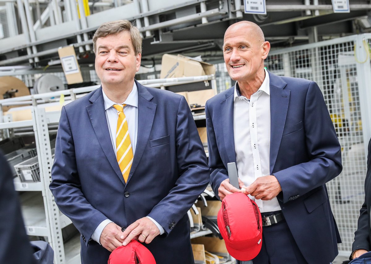 Heute hatten wir Herrn Staatssekretär Ferlemann, Herrn Dr. Biernert und Herrn Böhm vom BMVI zu Besuch in unserem Werk in Krefeld. Die Herren könnten sich über die Qualität, den hohen Digitalisierungsgrad der Prozesse am Beispiel der Fertigung des ICE 4, RRX und Mireo überzeugen!