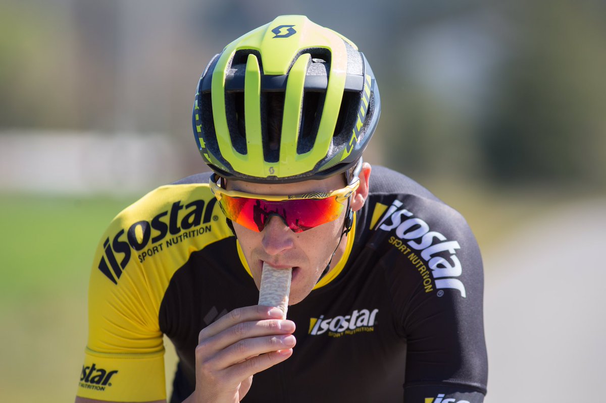 Adivina, ¿de qué sabor es la barrita #sportenergybar que está comiendo <a href="/NanOliveras/">Nan Oliveras</a> ? ¿Plátano o Limón? #isostarspain #sportnutrition #detrasdetusretos