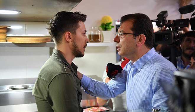 Son 16 yılda ‘yaratılan’ halkın fotoğrafı bu. 
Dinlemiyor, dinlese de inanmıyor. Sevmediğinin doğrusuna inanmaktansa sevdiğinin yalanına inanmak işine geliyor.