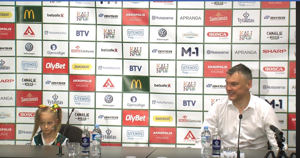 Urbodo's tweet photo. Coach Jasikevicius came to the press conference with a little Zalgiris fan who had a poster for him "Saras, stay". She was working on it for 2 days despite being sick. In last semifinals game she wanted to say hi to Saras, but coach didn't notice her. I guess apology accepted :) https://t.co/T6XWqPfQ7l