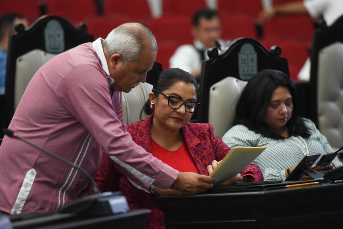 SoyGabyAngulo's tweet photo. El día de ayer asistí a la Sesión Ordinaria número 31 del tercer año, al terminar acudí a la reunión de trabajo de la Comisión de Hacienda, Presupuesto y Cuenta atendiendo mis tareas como legisladora comprometida con el bienestar de Cozumel y de Quintana Roo. #MujerDeResultados https://t.co/98CFwmHl2T