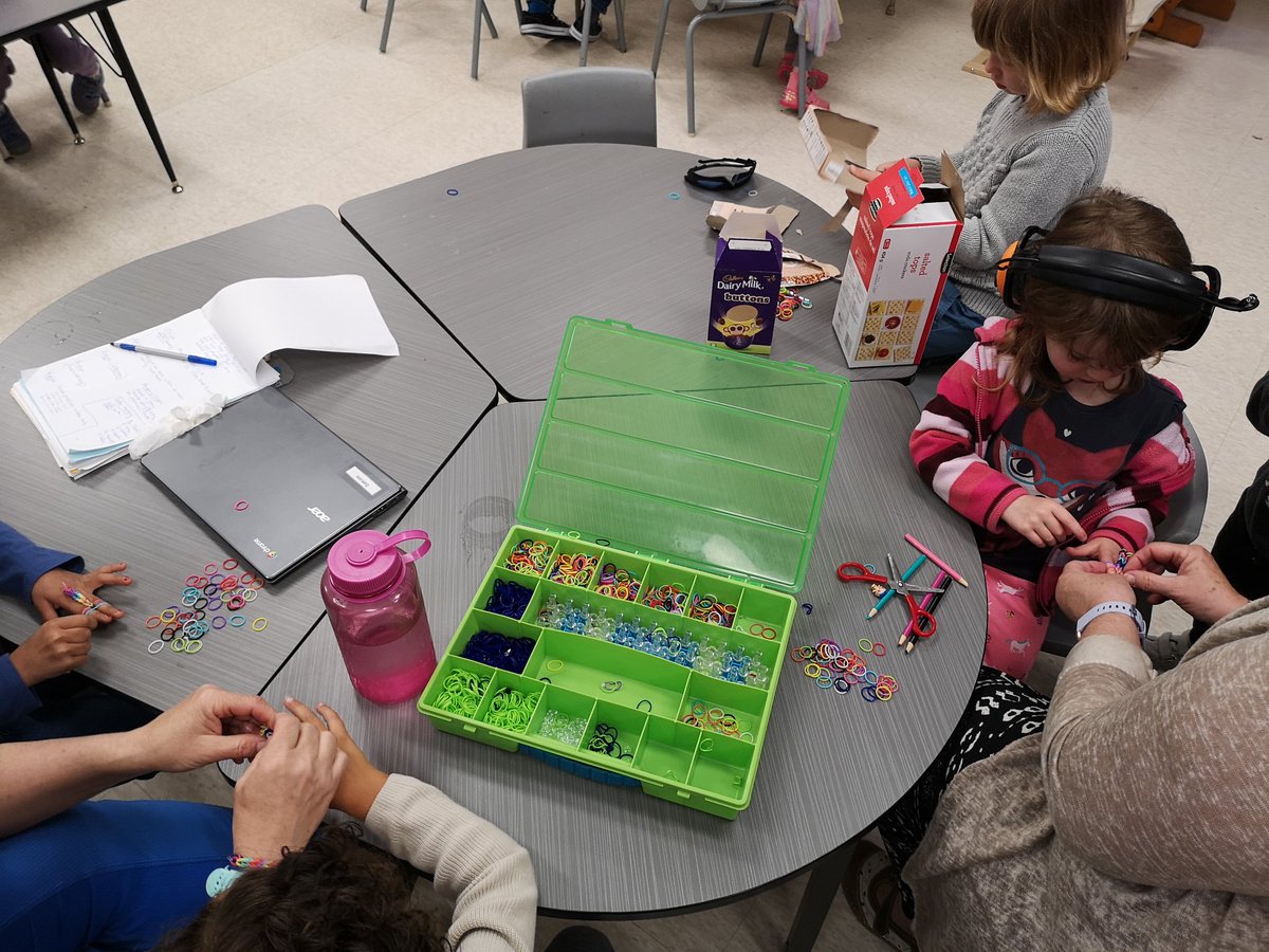 Trying our hand at a little bracelet making this morning! We sure have some very talented and creative friends! 😁 @OLPeaceOCSB #CreativeMinds #MiniMakers