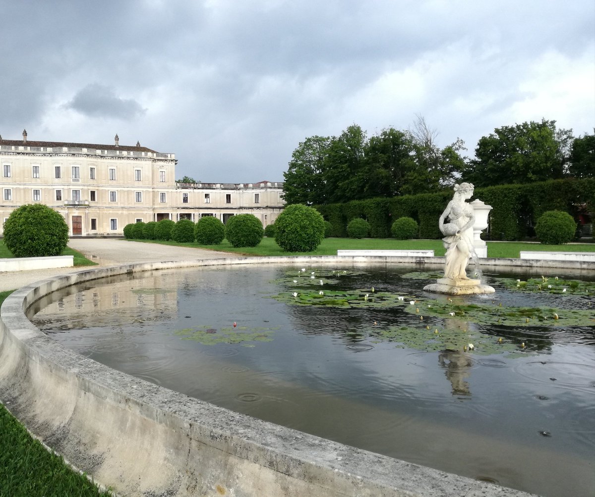 eliwriter's tweet photo. Sotto un cielo plumbeo, batte un cuore rosa che attende giovedì l'arrivo del @giroditalia

#santamariadisala #Giro #villafarsetti #giroditalia2019 #veneto @destefanoaless @CMVenezia @Gazzetta_it https://t.co/mTRVZuBGdf