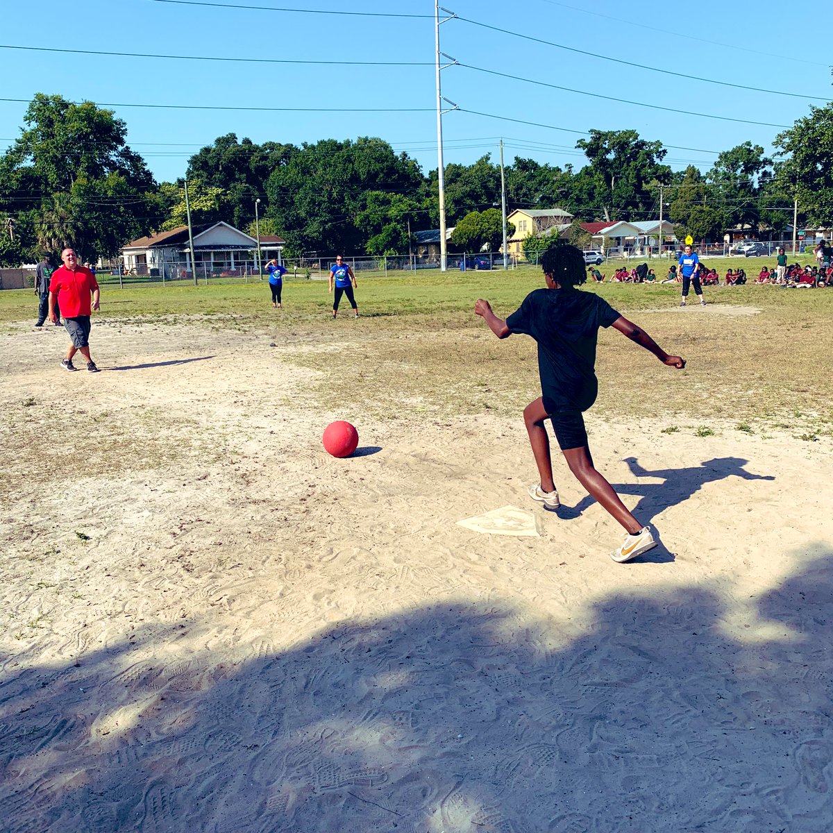 LockhartMagnet's tweet photo. Let the end of the year activities begin! Staff v. 5th grade kickball game! Who do you think won?!? 🏆#BuildingHeartsBuildingMinds #WeClimbTogether @AchievementSch @SDHCMagnet https://t.co/vdrvSeWgVV