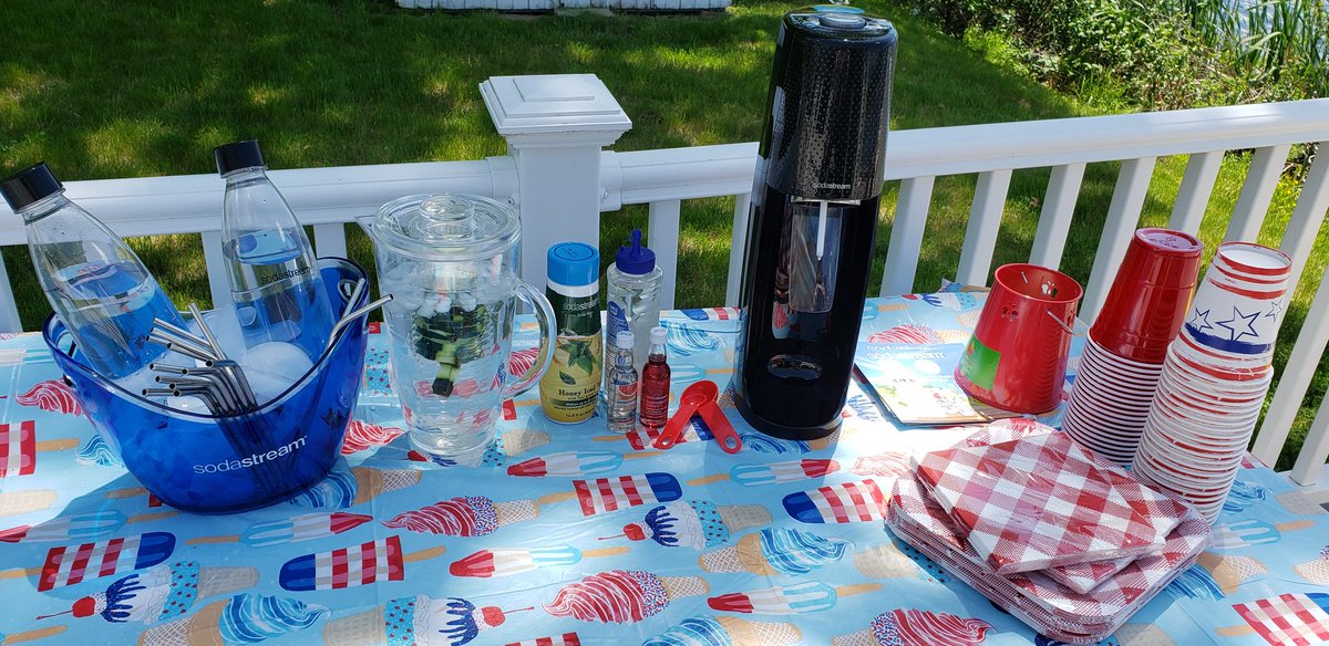 JoannHoxha's tweet photo. #betterbubbles #SodaStream #Sponsored The make your own soda bar on our sun deck was a hit and kept everyone cool during our cookout. The kids loved seeing the bubbles in action. https://t.co/Dnfdtp3t5p
