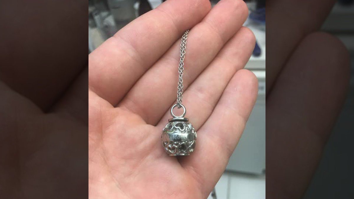 wsvn's tweet image. A Florida man is looking to return a necklace with ashes inside to its rightful owner after he found it while in neck-deep water at Siesta Key. The necklace is silver with a pendant that has “Mom” engraved on it.
wsvn.com/news/local/flo…