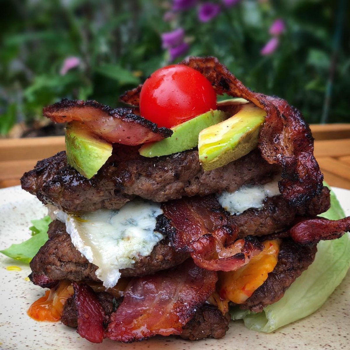#NationalBurgerDay 😬 instagram.com/p/ByBHWplgGml/… #LowCarb #lchf #LowCarbBurger 🥓🥑🍅