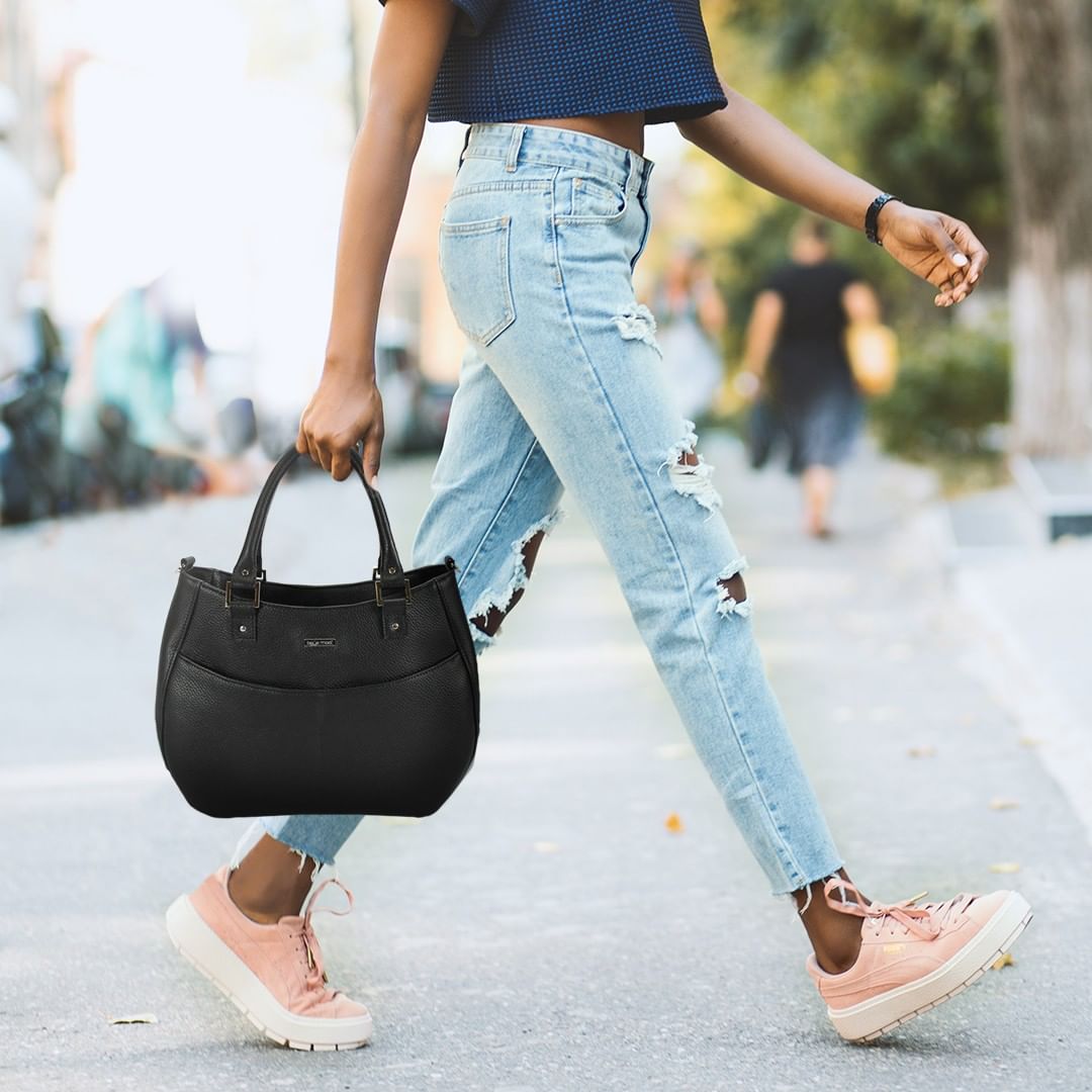 BellaModi's tweet image. Lead the way with a handbag that speaks to your fashion sense 👛 Meet the Medium Drew Hobo. Sleek, spacious, and designed for the everyday. 
#fashion #leatherhandbags #luxury #oneofakind #customize #artisanmade #luxurybags #streetstyleluxe  #womensstyle #streetchic #everydaystyle