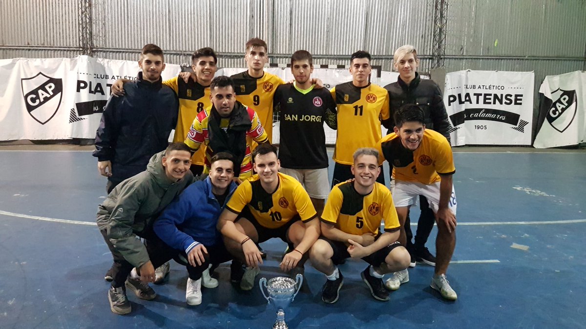 JuventudCalamar's tweet photo. TRINEO F.C. CAMPEÓN DEL SUPER 8 🏆🥇⚽️ Felicitaciones para el equipo liderado por @DaanteMartin justos campeones 👏👏 #TorneoInternoPlatense https://t.co/VzzHQfeb9a