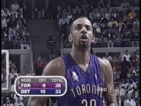 En 1999, Dell Curry firma por los Raptors como agente libre tras salir de Milwaukee. Era su 14ª temporada en la  #NBA  . Jugaría tres años enteros en Toronto.