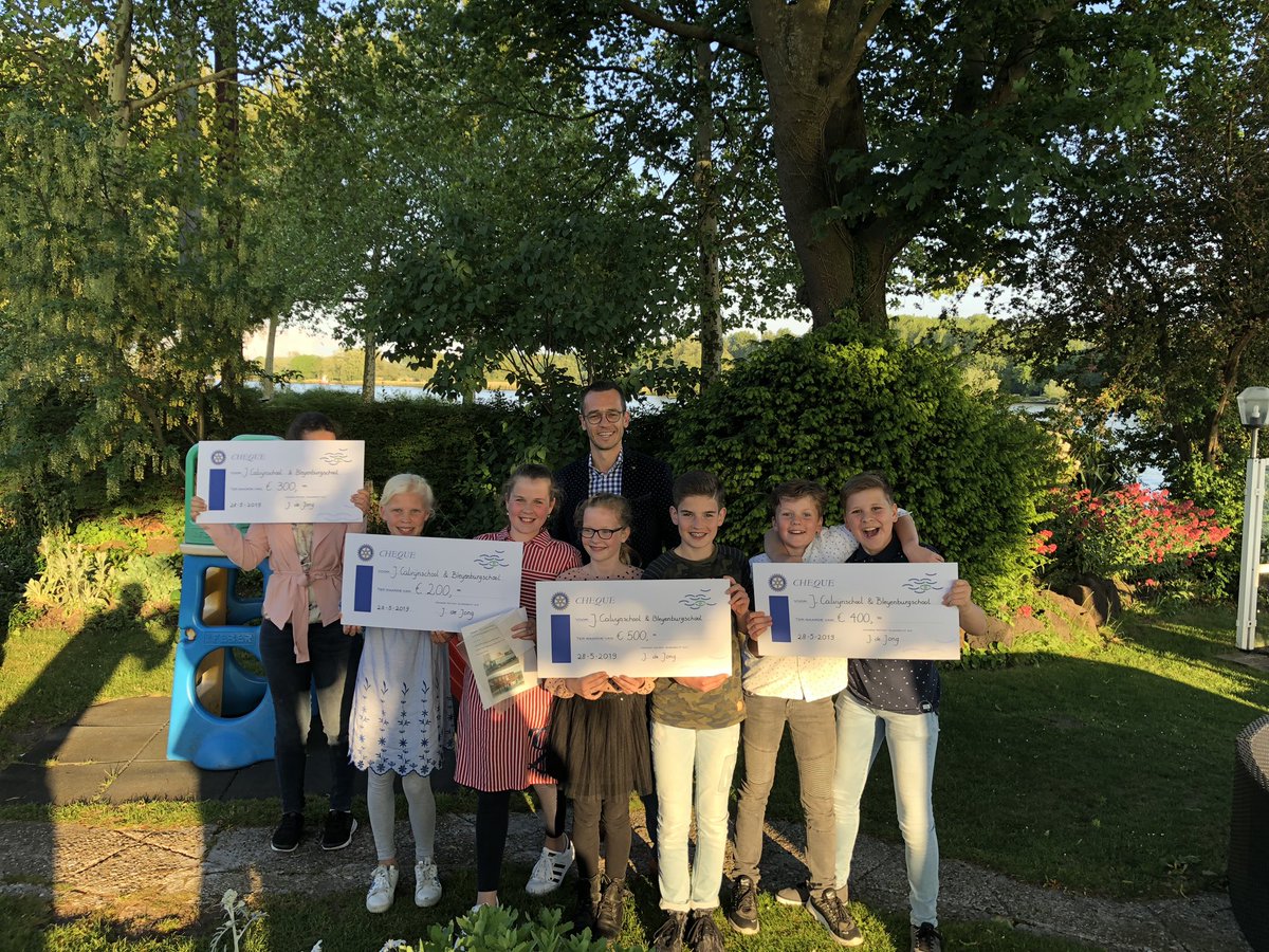 Wat een leuke avond: groep 8 lln die een goed doel pitchen en met een cheque naar huis gaan. #ouderen #dieren #mensenmeteenbeperking #serveaboveself #4waytest