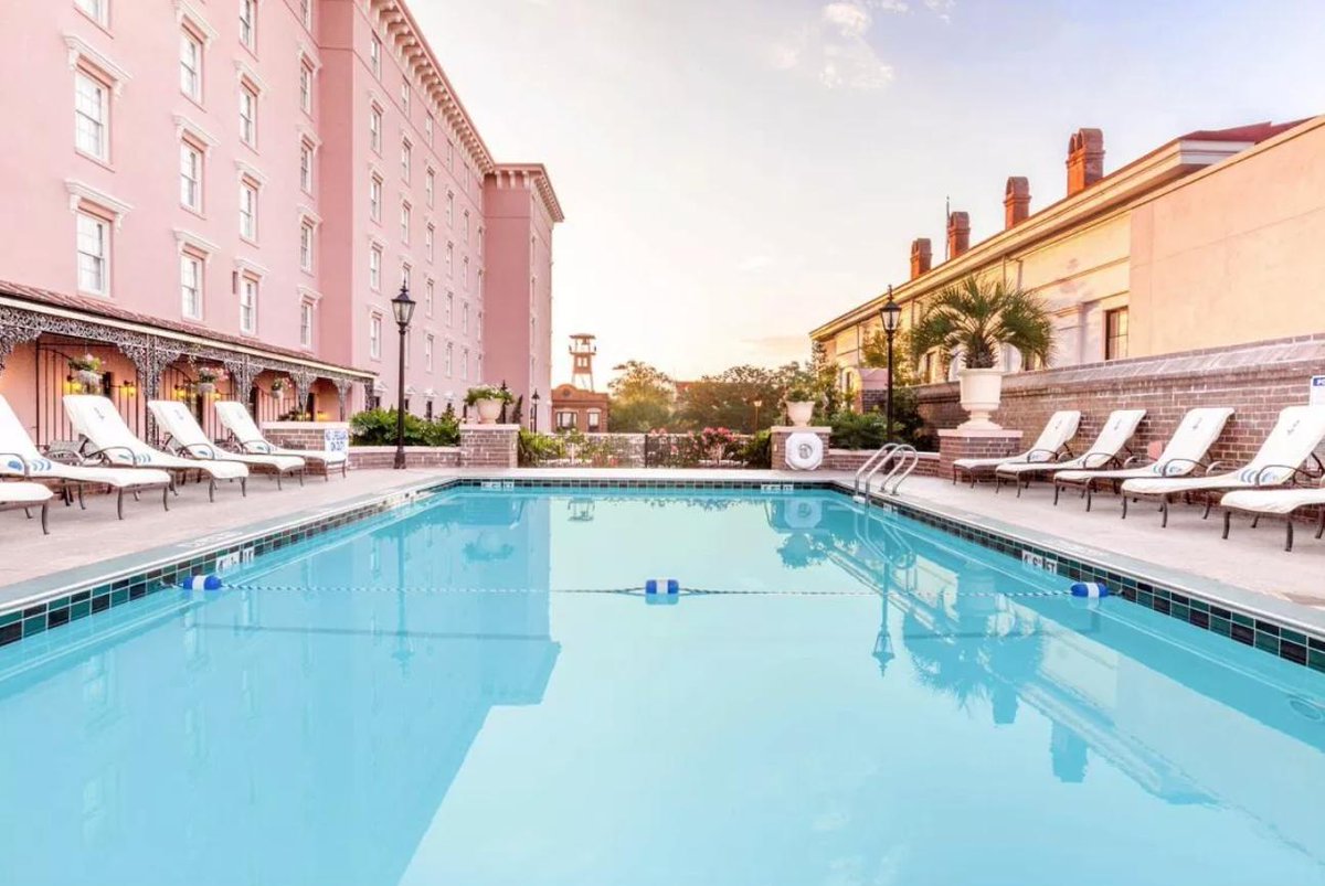 How many of these 12 Charleston pools have you checked out? bit.ly/2ISXaZf #WeekendVibes <a href="/MillsHouseHotel/">Mills House Hotel</a>