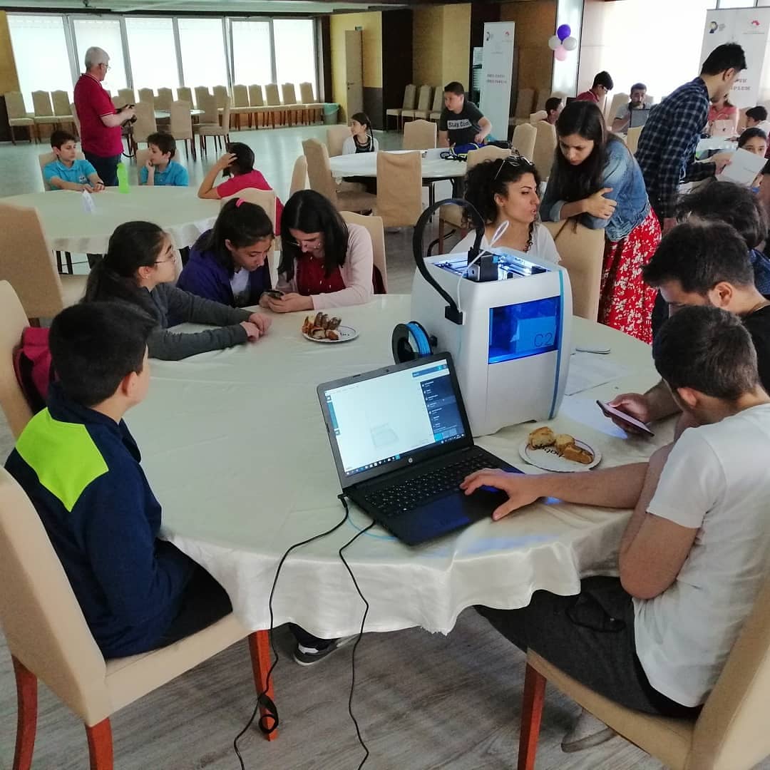 ozelcocukguzel1's tweet photo. Projemize vermiş olduğu destek ile öğrencilerimize yepyeni ufuklar açan ISTKA ya teşekkürler. @istkaorgtr @zeytinburnumem #proje #zeyram Özel yetenek https://t.co/kSC4B3GCPa