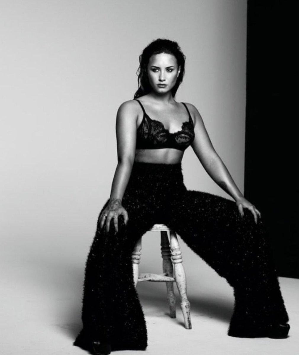 jazviolets's tweet photo. Am I the only one who is still obsessing over these pictures? https://t.co/uxzWTW39mr