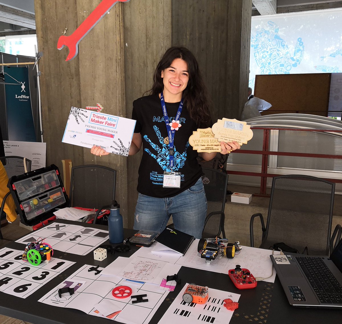 Ankgiel's tweet photo. Hace poco pregunté si podía enseñar @escornabot y @EchidnaShield en MiniMakerFaireTrieste #TSMMF. Estuve allí el finde presentando también mi TFG y además de conocer gente genial, me dieron el premio de mejor Young Maker. No sé cómo agradeceros el haberme enseñado todo lo que sé https://t.co/97T6L4P1vj