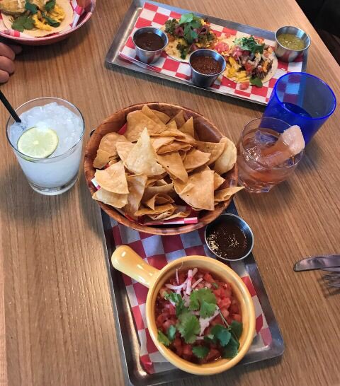 ant_kneee's tweet photo. Whose ready for #TacoTuesday? @TheOldPlank_Chi in #LoganSquare is your new hot spot for Tex-Mex, drinks and sports! Enjoy the big game, while sipping on agave &amp; whiskey cocktails or grab a local brew from the 16 taps. It's a win-win any day. Welcome to the neighborhood!!! https://t.co/2CuJ299DEu