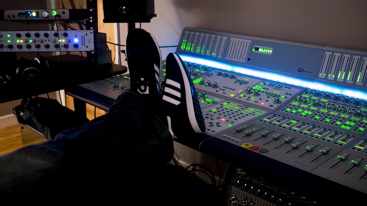 spacehotel's tweet image. Next single mixing is done, time to put feet up for ~4 minutes... :/

#ProTools #DCommand #Spacehotel_music