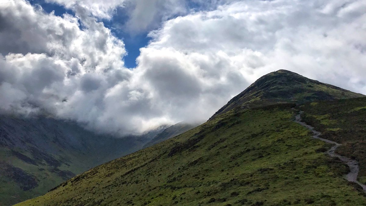TheLakesMike's tweet photo. #UllockPike #LongSide #CarlSide and #Skiddaw, 11km tound trip with 1km vertical, a beautiful ridge, from the fleeting glances I had between the dancing clouds.
.
#getoutside #beatyesterday #cumbria #LakeDistrict #BassenthwaiteLake #ukrunchat #running #trailrunning #fellrunning https://t.co/CRSDh4a8xx