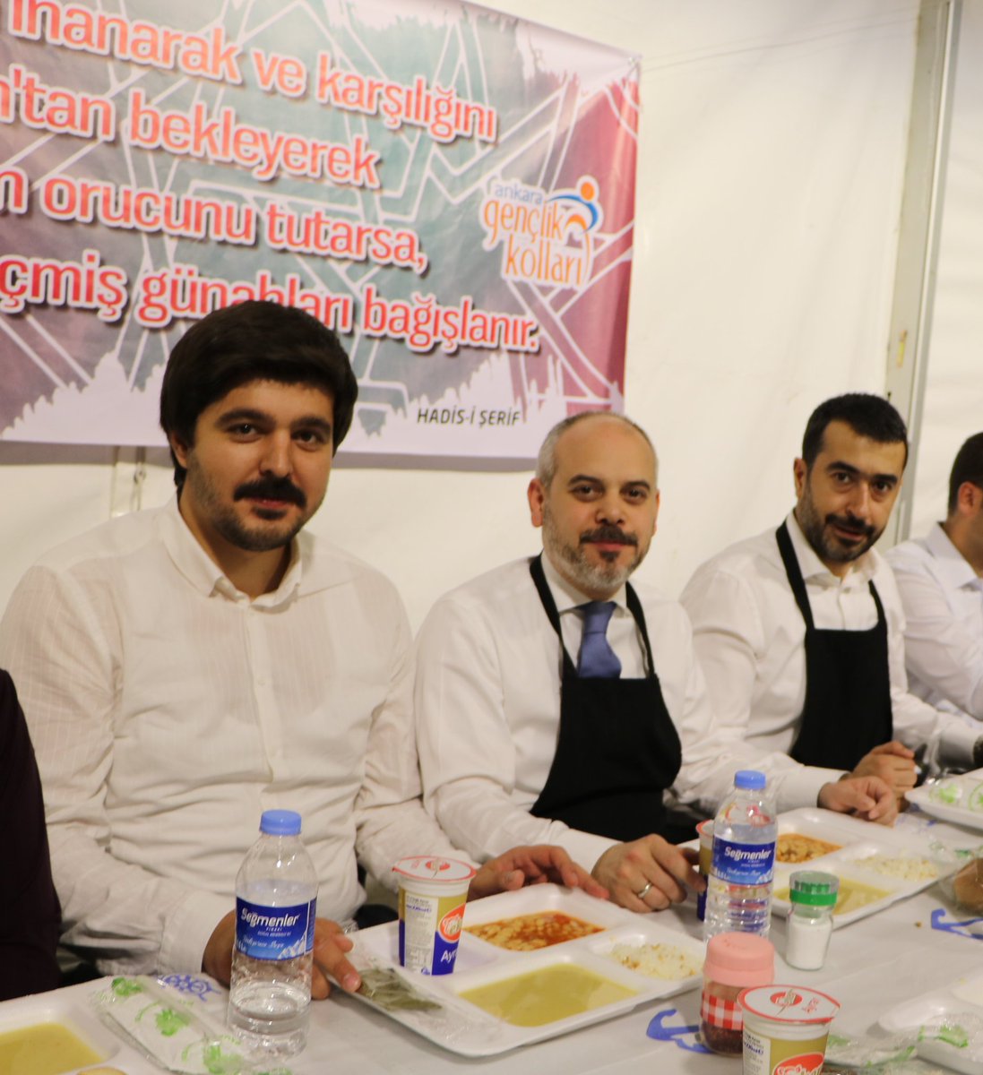 akgenclikankara's tweet photo. Beşevler Gençlik İftar Çadırımızda arkadaşlarımızı ağırlamaya devam ediyoruz.

Ramazan'ın Yirmi üçüncü gününde iftar sevincimizi Gençlik ve Spor Eski Bakanı Sn. @ackilic76 , ile beraber Gençlik İftar Çadırımızda yaşadık.
@AliOsmanOzdemir https://t.co/JZRtbcpN3x