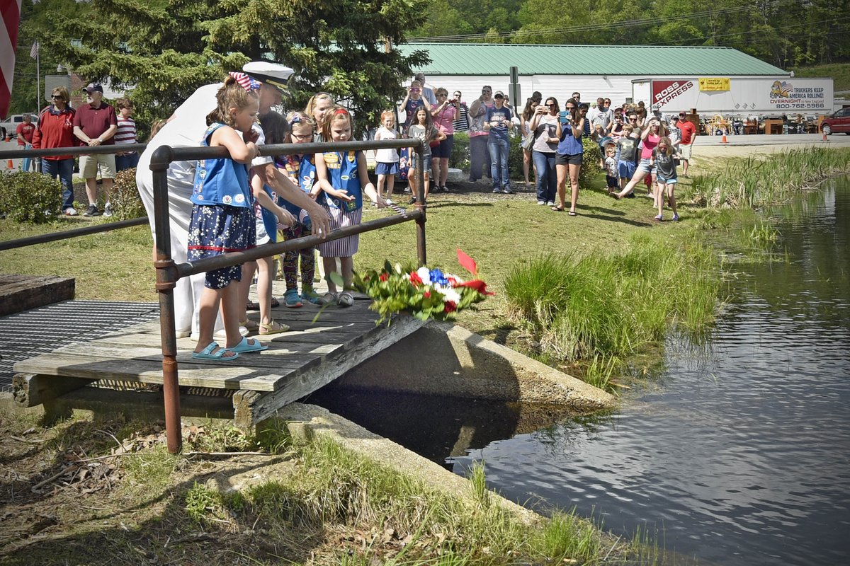 BowManager's tweet photo. Photos from the Memorial Day Ceremony at the Town Gazebo and Town Pond last evening. 

Wreath photos by Eric Anderson https://t.co/TiLJfdrPja