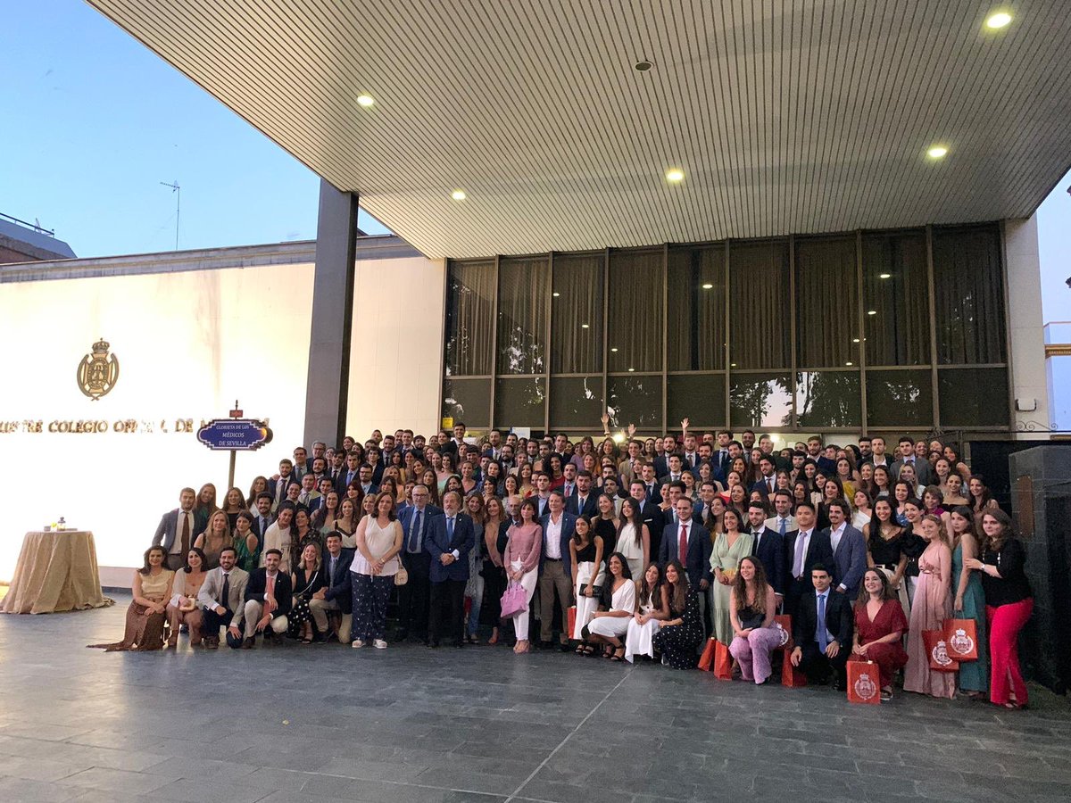 RICOMSevilla's tweet photo. Así hemos recibido a nuestros médicos jóvenes en la sede colegial. ¡Gracias a todos por venir! 👨🏻‍⚕️👩🏻‍⚕️ @alfonsopediatra @Medicina_US @teresajimtur https://t.co/Zf4a9BZ8Sp