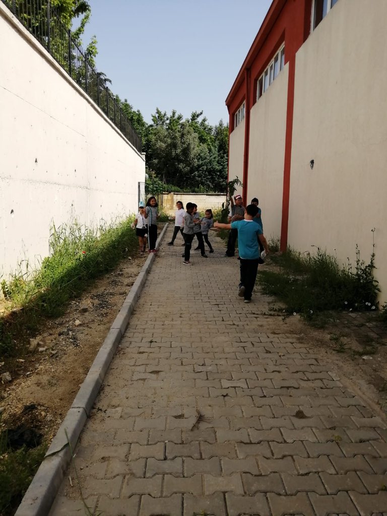 75Catalc's tweet photo. "5 Haziran Dünya Çevre Günü"nü erken kutladık. Sıfır Atık Şarkısı eşliğinde okul bahçesini ve etrafını temizledi. Katılan tüm sınıflarımıza ve öğretmenlerine  Enerji Verimliliğive Temizlik Kulübü olarak teşekkür ediyoruz.@ErsahinMustafa @Catalca_ILCEMEM @sifiratikgov @#sıfıratık https://t.co/rnhXMXljRk
