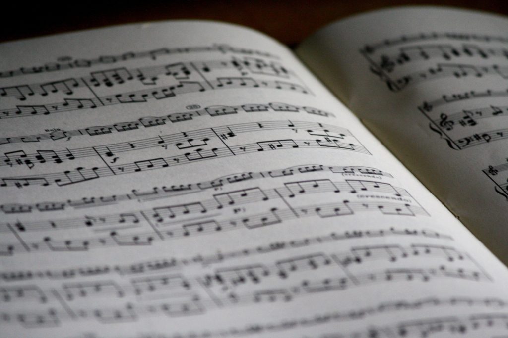 Composer_en_HS's tweet photo. Aujourd'hui nous allons voir 5 astuces pour enrichir vos mélodies ! 🎼
Cliquez sur le lien ci-dessous 🚀 https://t.co/sANw0uT8jq https://t.co/tzlOK8qIvs
