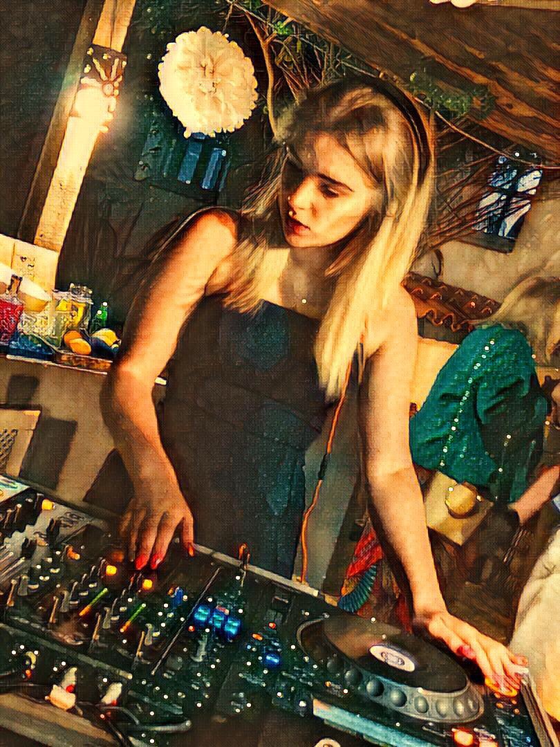 DJCMEOfficial's tweet photo. Back in Ibiza for a wedding.
Of course I had to play, so this is the first of 3 Gigs tonight, next stop Kilties Bar Ibiza then Official Bucanero Ibiza #dj #ibiza #villaparty @Kiltiesbaribiza https://t.co/QZPRyemAPU
