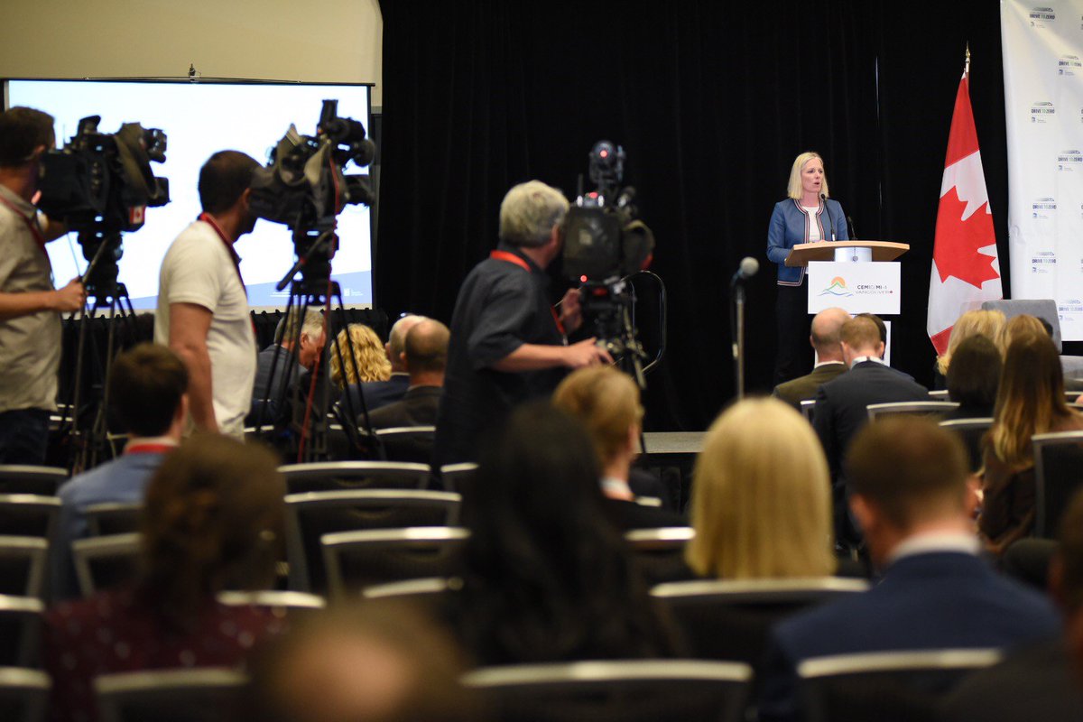 CALSTART's tweet photo. ⚡️BREAKING NEWS⚡️ “I am so pleased to announce Canada is joining the Drive to Zero pledge!” Environment and Climate Change Minister Catherine McKenna @cathmckenna @NRCAN Canada becomes the first nation partner to take on the #DrivetoZero pledge! 🇨🇦 🙌🥂🎉@VancouverSun https://t.co/tElMxCvJQi