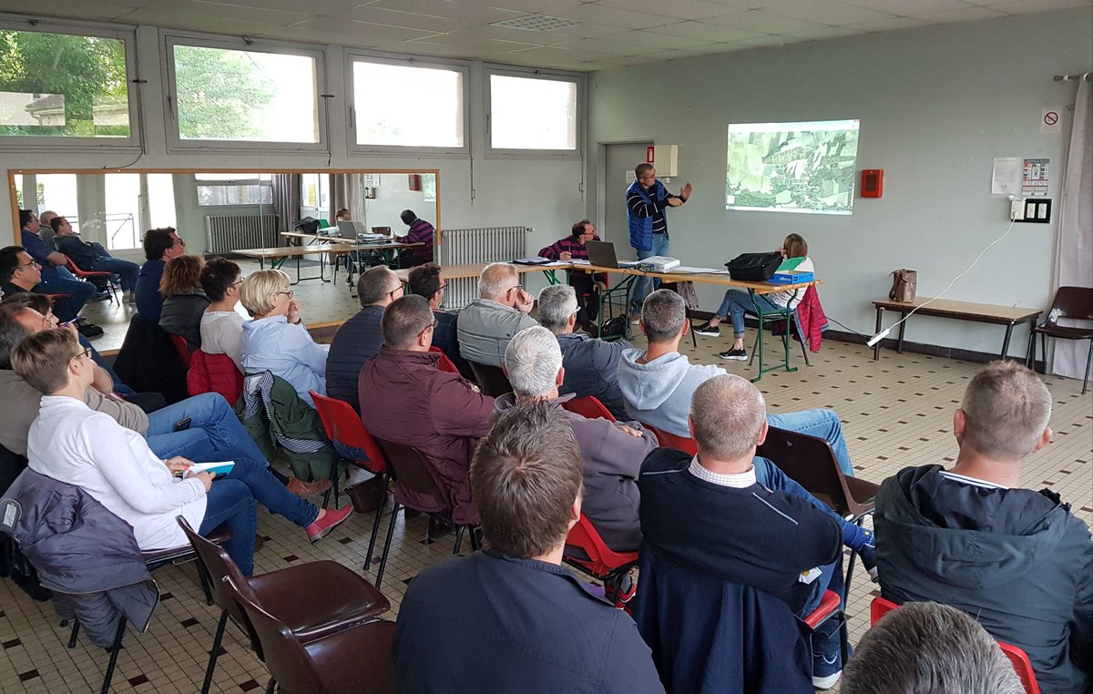 trepobertrand's tweet photo. Dernière ligne droite avec les bénévoles de l'#APCCV pour préparer la fête 🎉 des #CoteauxVitryats 🍇 : le dimanche 30 juin 🗓 profitez d'un #trail 🏃♀️, d'une marche 🚶♂️, de #GeoCaching 🧭, d'un #casino des saveurs 🎲🍍 et du #champagne 🍾 @UnionArdennais @puissance_tv https://t.co/DBcCpzt4Xf