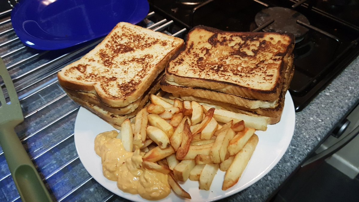 ThatFromageGuy's tweet photo. Somehow made 8 French Toast out of a recipe for just 3. And some Chips/French Fries on the side. Gotta have that Potato yo #IrishAF https://t.co/VGRC27VMho