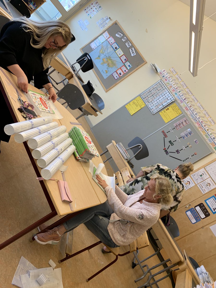 blomberganna's tweet photo. Någon som behöver få böcker inplastade? Vet ett gäng på @stenkulaskolan som borde vara fenomenala på det vid detta laget! #singma #teamwork #grit #tomteverkstad https://t.co/WO3MBMeHnI