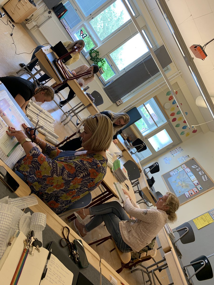 blomberganna's tweet photo. Någon som behöver få böcker inplastade? Vet ett gäng på @stenkulaskolan som borde vara fenomenala på det vid detta laget! #singma #teamwork #grit #tomteverkstad https://t.co/WO3MBMeHnI