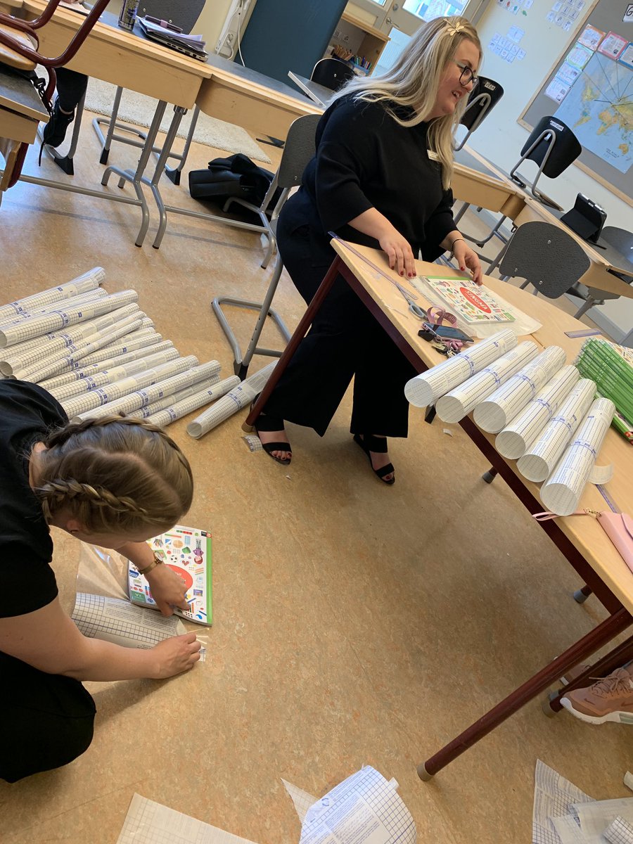 blomberganna's tweet photo. Någon som behöver få böcker inplastade? Vet ett gäng på @stenkulaskolan som borde vara fenomenala på det vid detta laget! #singma #teamwork #grit #tomteverkstad https://t.co/WO3MBMeHnI