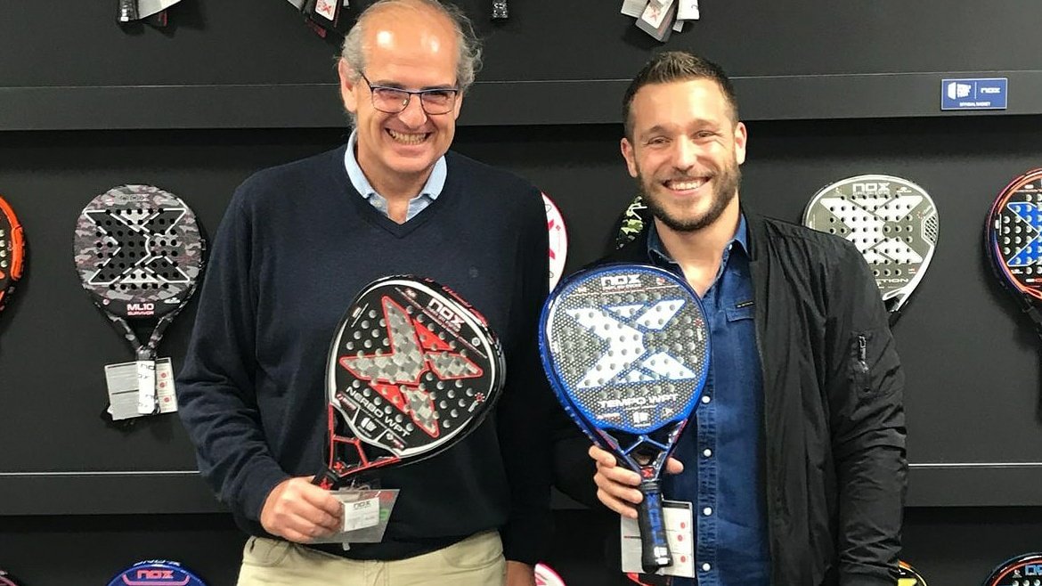 noxpadel's tweet photo. El Gran Capitán del Barça y de la Selección Española de Balonmano @VictorTomas8 ya conoce también la Tempo y la Nerbo WPT Luxury Edition 😉
¡Gracias por la visita, padelero!
#balonmano
#FCBarcelona
#WPTOfficialRacket
#WorldPadelTour https://t.co/kqeSETjG1l https://t.co/8Cr3bnqZWt