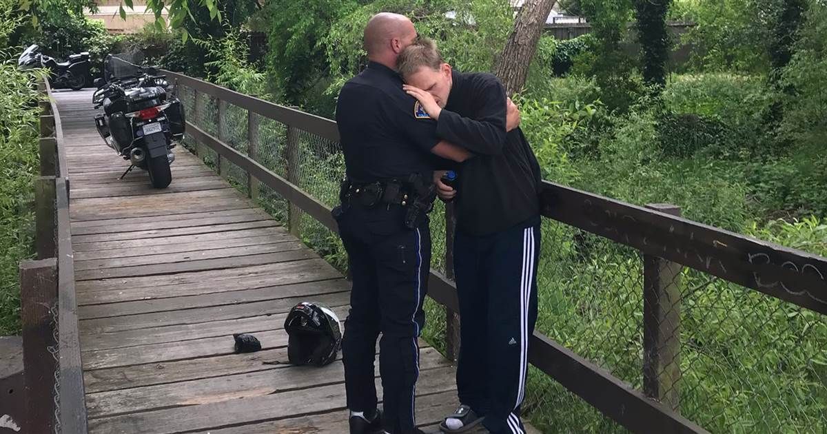 Achieva's tweet photo. Police officer and man with autism share moving hug for the best reason. via @TODAYshow 
https://t.co/fquS1vVYrk https://t.co/oHvpYDHjOy